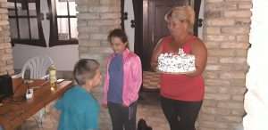 Egy táborozó gyerek tortát kap születésnapja alkalmából a Magyarkertben