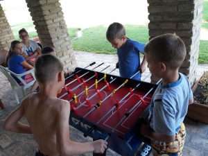 Táborozó gyerekek csocsóznak a Magyarkertben