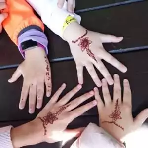 Henna festés gyermekek kezén