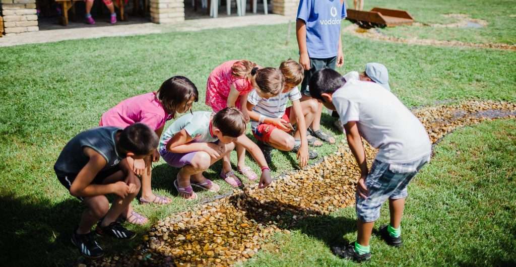 Gyermekek a folyó élővilágát elemzik a Magyarkertben
